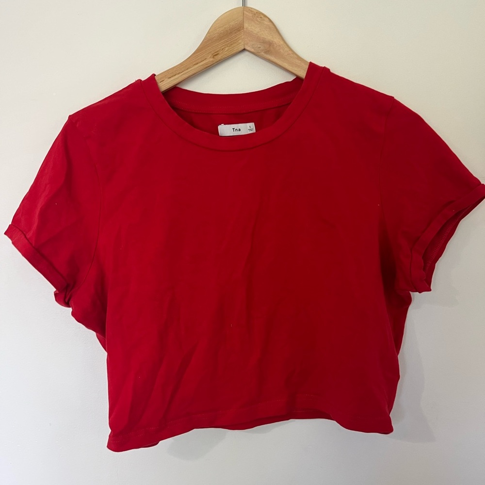 RED TNA CROPPED TEE